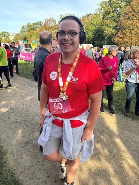 Photo d'un jeune coureur souriant