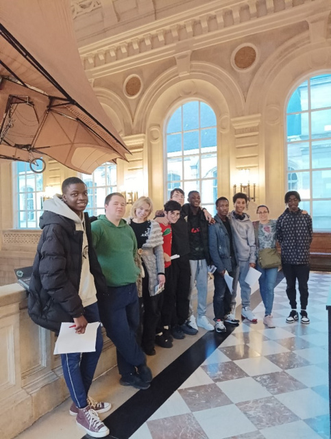 Jeunes ensemble posant dans le musée