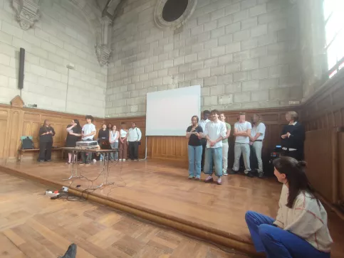 Les jeunes sont sur l'estrade dans la salle du chateau pour présenter leur film