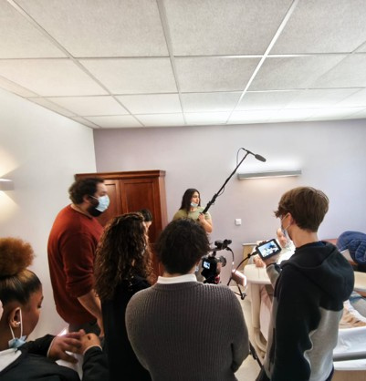 Jeunes en train de filmer dans une chambre de l'ehpad