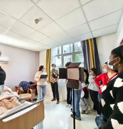 Jeunes en train de filmer dans l'Ehpad