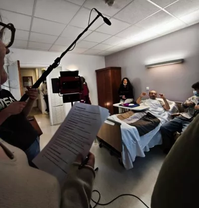 Les jeunes filment un résident dans sa chambre - EHPAD