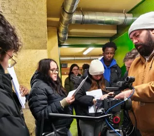 jeune en train de réviser son texte pendant le tournage