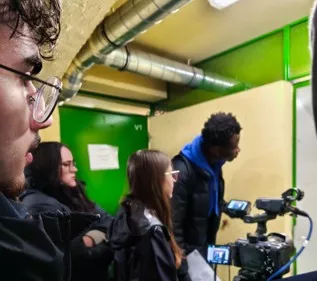 Jeunes en train de filmer