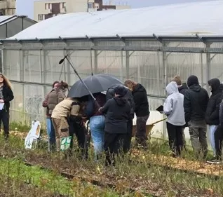 Jeunes sous pluie en train de tourner dans le jardin