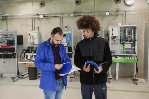 Un professeur et un jeune dans la galerie des apprentissages