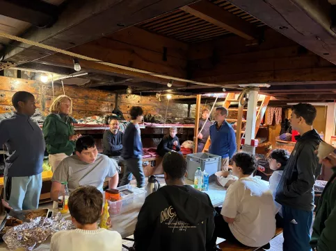 Jeunes et enseignants dans la cale du voilier