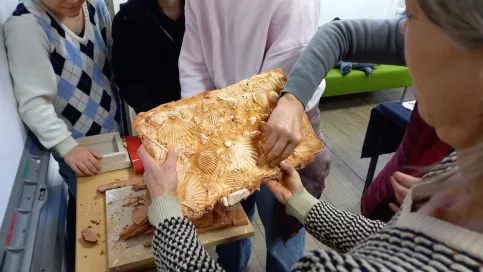 Oeuvre en argile avec des coquillages inscrustés