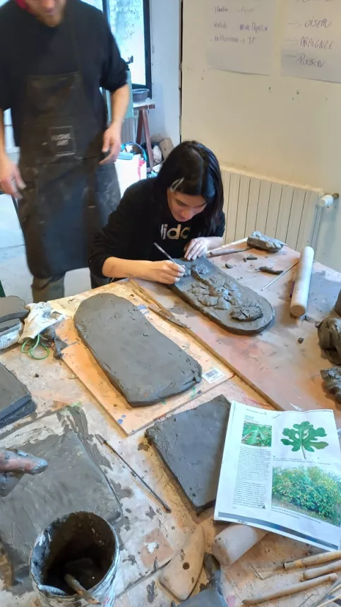 Jeune sculpte sur de l'argile