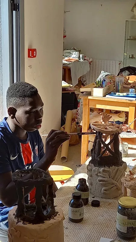 Un jeune peint son trophée