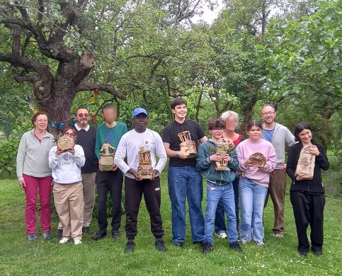 Photo de groupe : chaque jeune tient dans la main son trophée crée