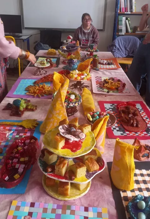 Table du banquet avec les réalisations des jeunes exposés
