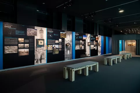 vue sur les bancs dans la salle d'exposition