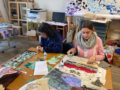 2 élèves en train de travailler sur leur création textile