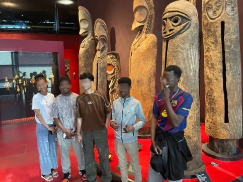 Jeunes devant des statues 