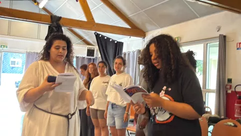 Jeunes filles qui répètent leurs textes pour leur comédie musicale