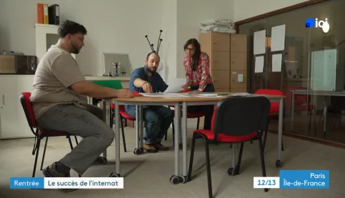 Educateurs autour d'un bureau