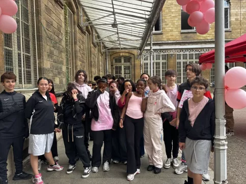 Jeunes dans la cour du collège