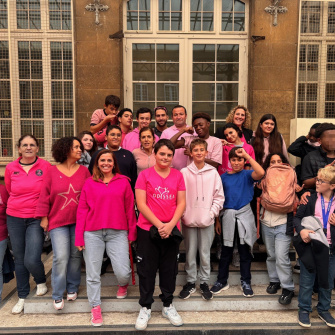 Collégiens et encadrants habillés en rose devant le collège
