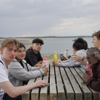 Jeunes attablées devant un lac