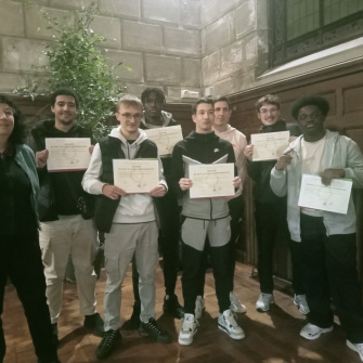 Elèves sur l'estrade avec leur diplôme en main 