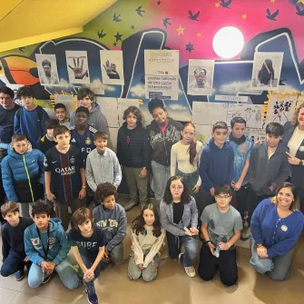 Groupe de collégiens posant dans le hall du collège