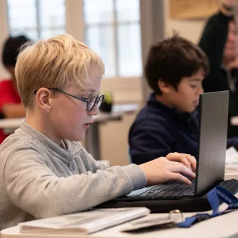 Collégien utilisant un ordinateur