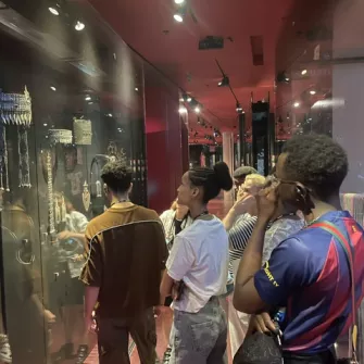 Elèves devant une vitrine du musée du Quai Branly