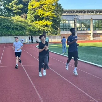 Elèves en train de courir dans le stage