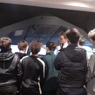 Elèves devant un simulateur de vol