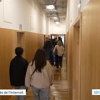 Elèves dans les couloirs de l'internat