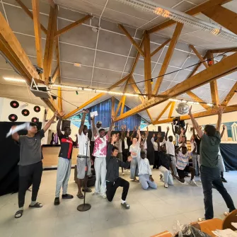 Jeunes dans une salle qui préparent une comédie musicale