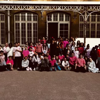 Photo de groupe rassemblant les collégiens et les équipes