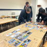 Les lycéens disposent les cartes de la Fresque Numérique sur la table