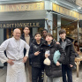 Jeunes devant la devanture de la boulangerie