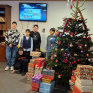 Jeunes devant le sapin de Noel , ils tiennent des cadeaux