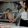 PERSONNE TRAVAILLANT DANS UN ATELIER BOIS