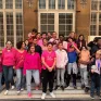 Collégiens et encadrants habillés en rose devant le collège