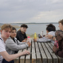 Jeunes attablées devant un lac
