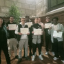 Elèves sur l'estrade avec leur diplôme en main