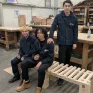 3 élèves en cap menuiserie assis sur le banc qu'ils ont fabriqué