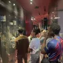 Elèves devant une vitrine du musée du Quai Branly