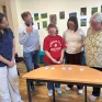 parents et élève qui regardent des cartes posées sur une table