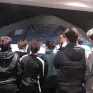 Elèves devant un simulateur de vol