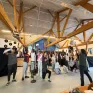 Jeunes dans une salle qui préparent une comédie musicale