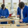 Jeunes en formation prépa-métiers découvrent la menuiserie