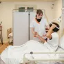 Deux jeunes en formation dans une chambre avec un lit médicalisé