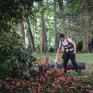 Un jeune en formation jardinier paysagiste en train de souffler les feuilles 