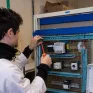 Jeune en train de travailler sur son plateau technique électricité